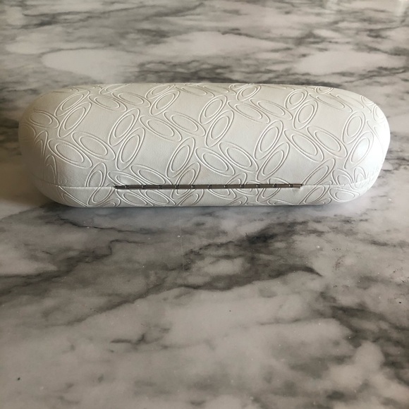 Two Oakley eyeglass cases - Picture 4 of 7